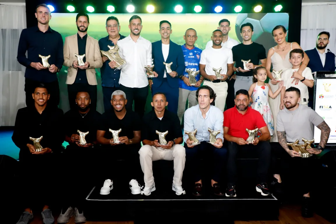 O Grupo RBA realizou na noite desta quarta-feira, 28, mais uma edição do Troféu Camisa 13, na sede da Assembleia Paraense, no bairro do Souza. O Grupo RBA realizou na noite desta quarta-feira, 28, mais uma edição do Troféu Camisa 13, na sede da Assembleia Paraense, no bairro do Souza.