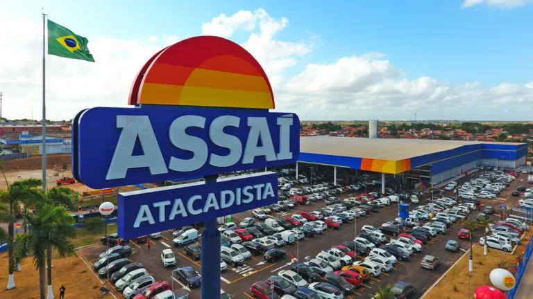 Um funcionário do supermercado Assaí Atacadista, em Salvador, foi afastado de suas funções após se envolver em uma briga com um cliente.
