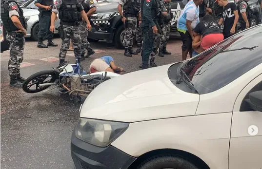 Um motociclista foi alvo de um ataque a tiros na tarde desta quarta-feira (15), no bairro da Sacramenta, em Belém.