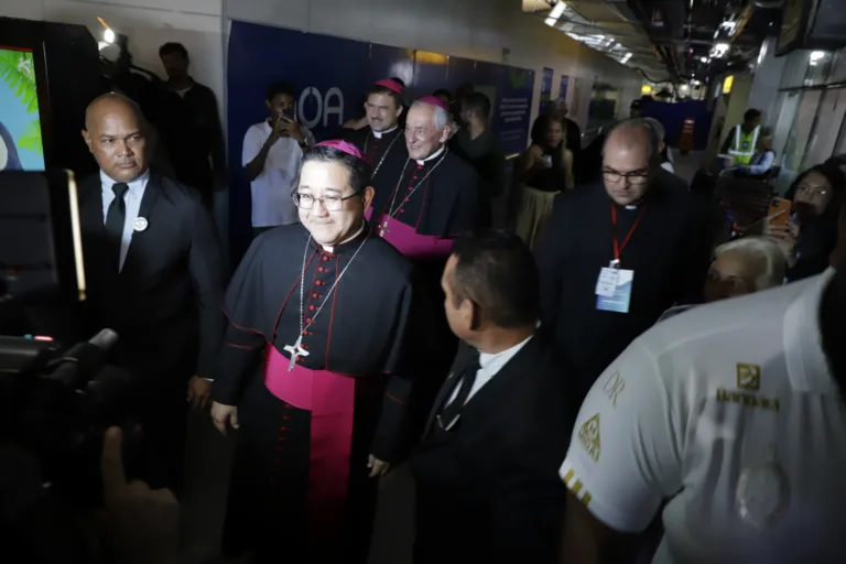 Novo arcebispo de Belém é recebido no aeroporto. Veja fotos!
