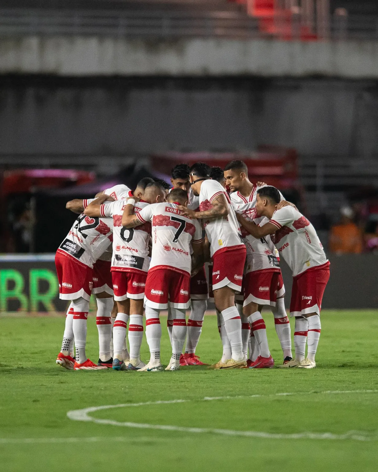 Com Neymar em campo, o Santos deu vexame em Maceió (AL) e foi eliminado pelo CRB da Copa do Brasil após um empate sem gols no tempo normal Com Neymar em campo, o Santos deu vexame em Maceió (AL) e foi eliminado pelo CRB da Copa do Brasil após um empate sem gols no tempo normal