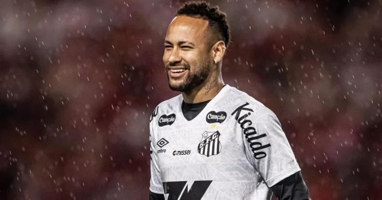 O atacante Neymar, do Santos, voltou a jogar após longo período afastado por lesão. No entanto, o time paulista foi eliminado da Copa do Brasil