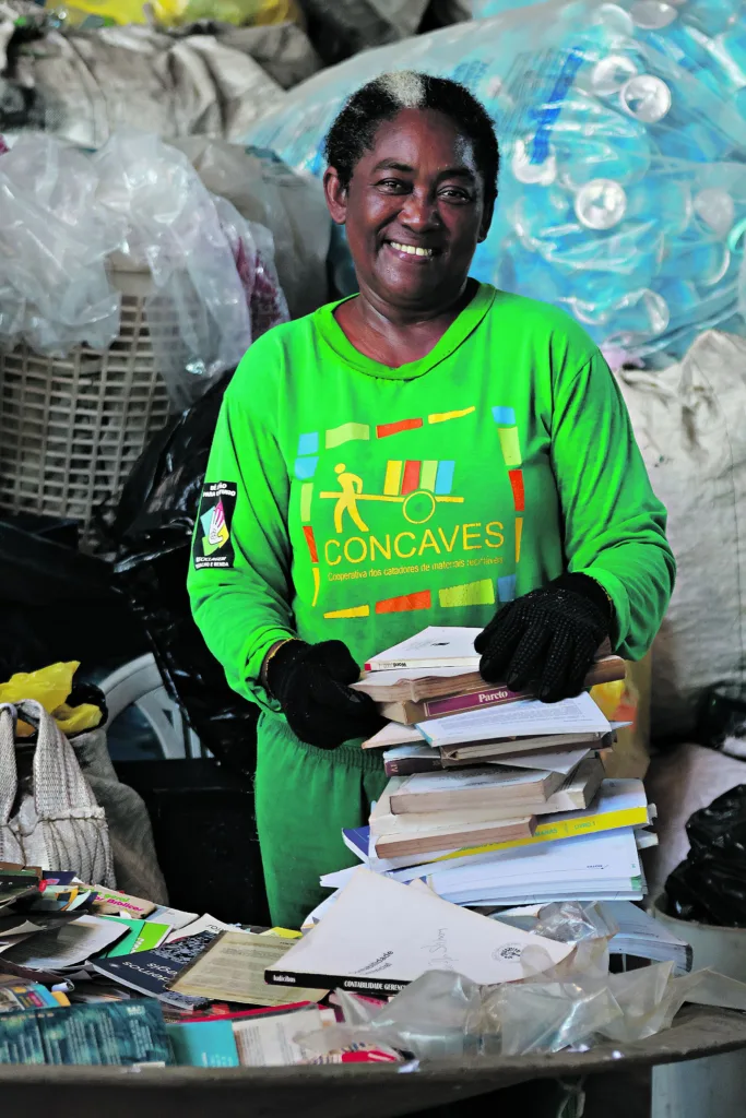 Aldenira dos Santos estava desempregada quando uma vizinha que trabalhava como catadora lhe fez um convite.