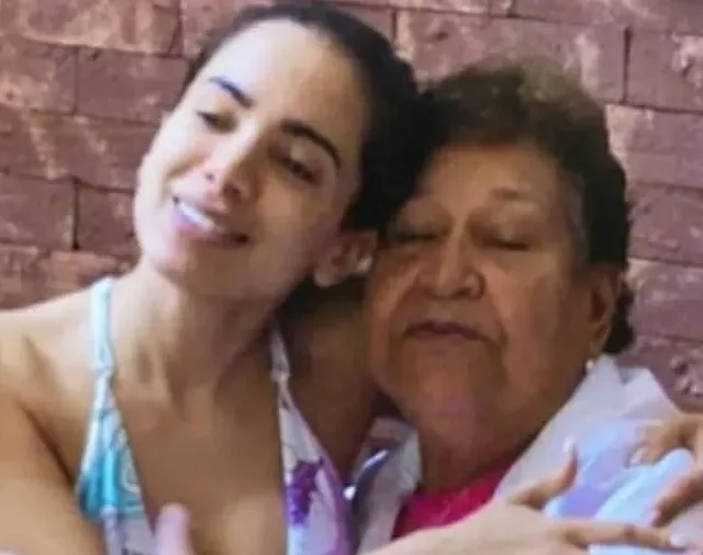 No documentário, a mãe de Anitta afirma que deixou a fã entrar porque achou que ela estava trabalhando no figurino de um show.