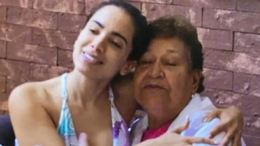 No documentário, a mãe de Anitta afirma que deixou a fã entrar porque achou que ela estava trabalhando no figurino de um show.