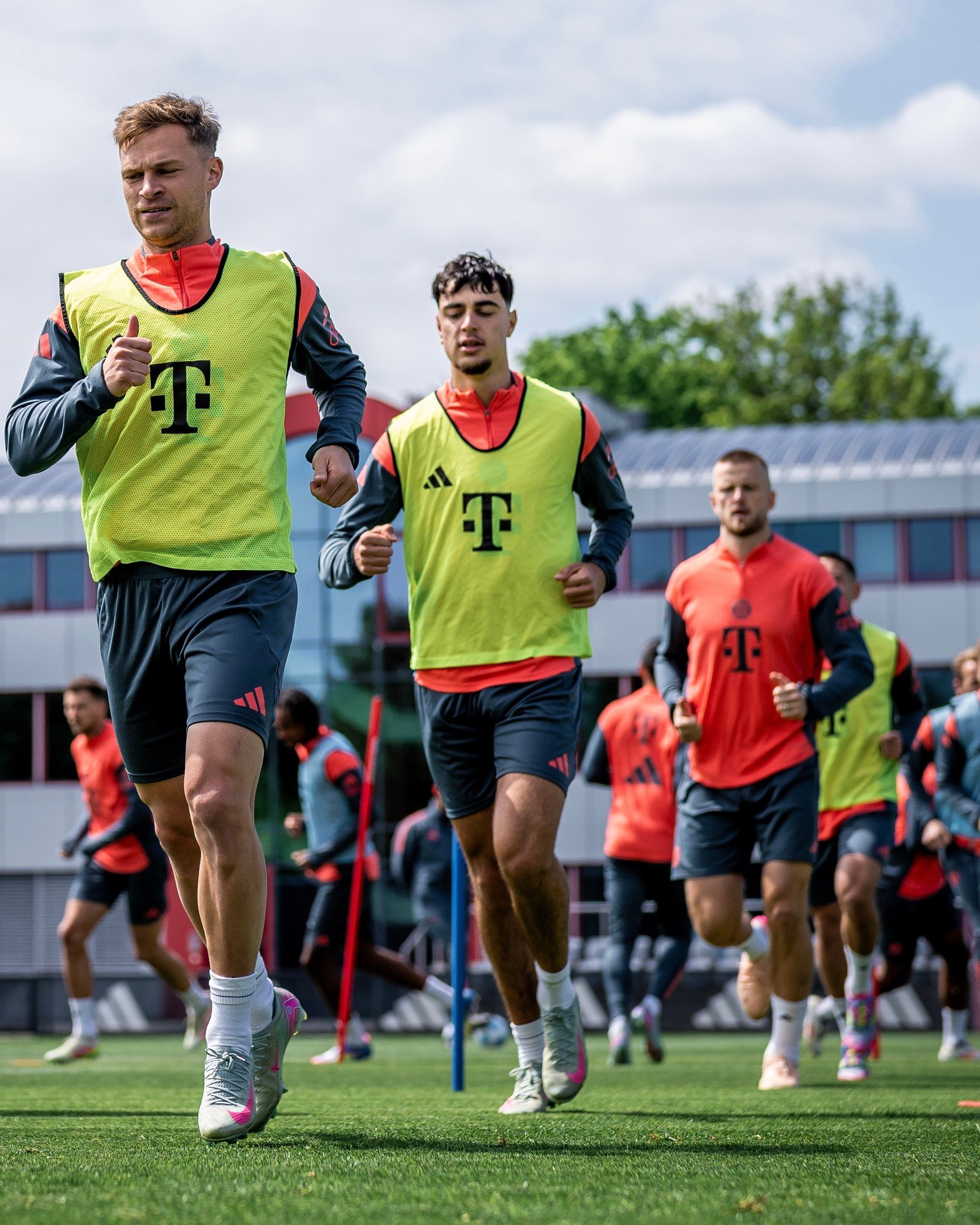 Já campeão com duas rodadas de antecedência, o Bayern chega para o confronto em clima de celebração.