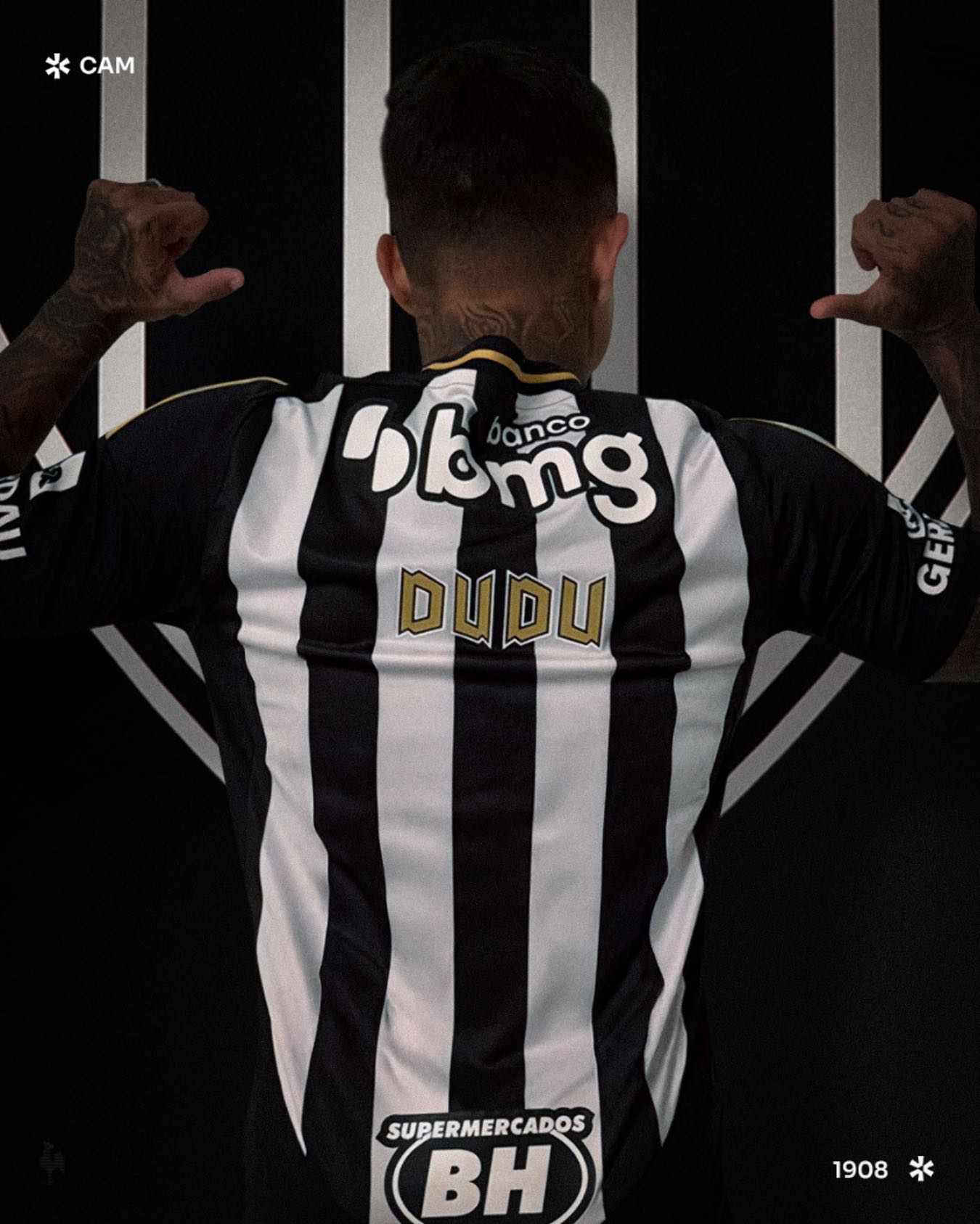 O Atlético oficializou nesta terça-feira (6) a contratação do atacante Dudu, ex-Cruzeiro. O jogador de 33 anos assinou contrato com o Galo