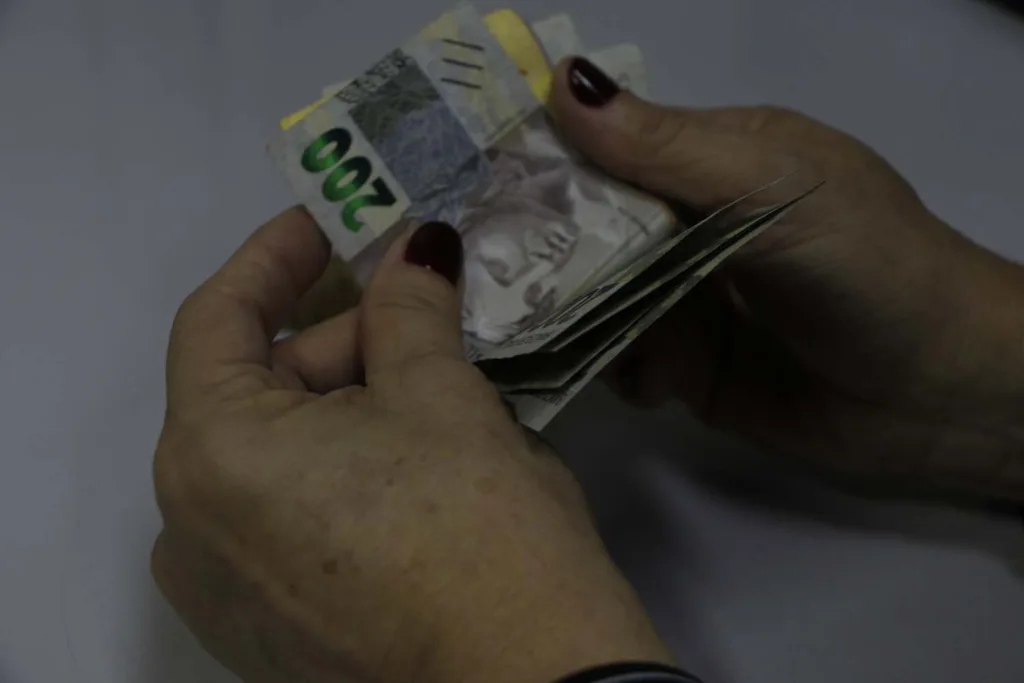 Cerca de 3,4 milhões de estudantes receberão o incentivo do programa federal, no valor de R$ 200, de acordo com a Caixa Econômica Federal Cerca de 3,4 milhões de estudantes receberão o incentivo do programa federal, no valor de R$ 200, de acordo com a Caixa Econômica Federal