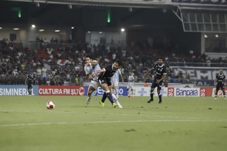 A bobeada do regular meia Pavani, do Remo, ao perder uma bola dominada para Benítez, mudou a história do clássico na noite desta quarta. Foto: Mauro Ângelo/Diário do Pará