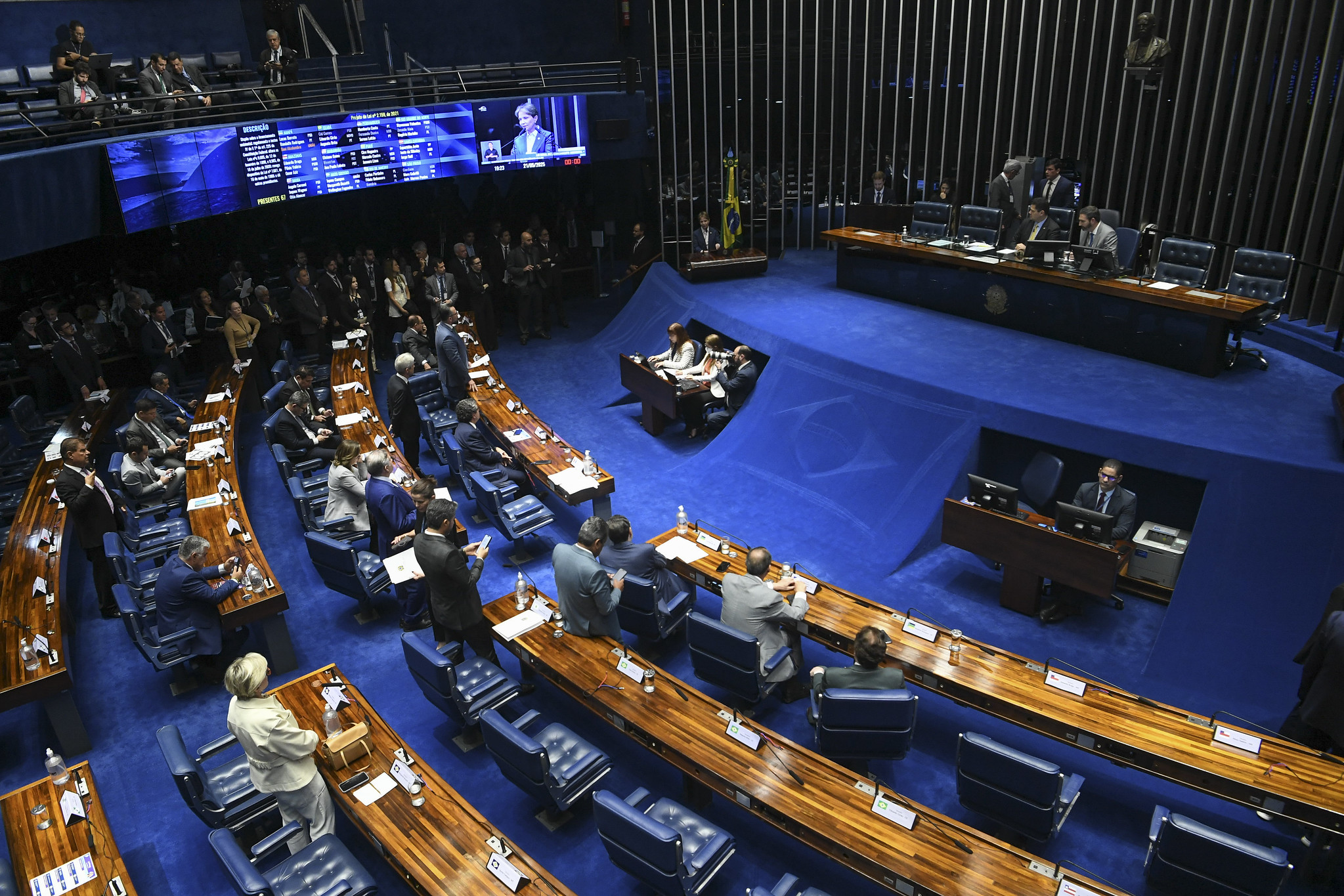 Os senadores aprovaram, em votação simbólica nesta quarta-feira (28), o projeto que promove reajuste de salário para servidores do Executivo federal.