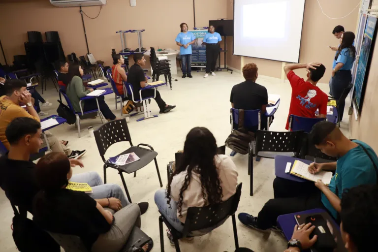 Um dos cursos de qualificação para o mercado de trabalho da ONG Junior Achievement
Foto: Celso Rodrigues