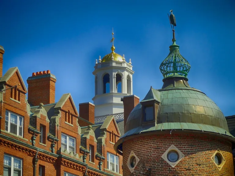 Mais de 300 alunos brasileiros que estudam em Harvard devem ser afetados com a decisão do governo Trump de proibir estrangeiros na universidade