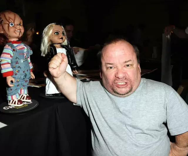 Além de interpretar o famoso boneco maligno, ele também ficou conhecido por seus papéis em fimes como "Howard, o Pato" e "Aqui Caiu um Zumbi". Foto: Divulgação