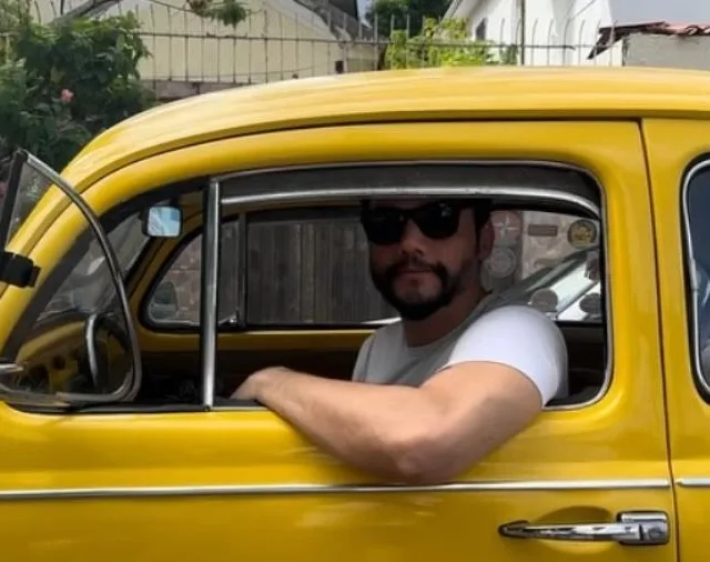 O ator Wagner Moura doou ao Retiro dos Artistas um carro igual ao que ele usa no filme O Agente Secreto, de Kleber Mendonça Filho
