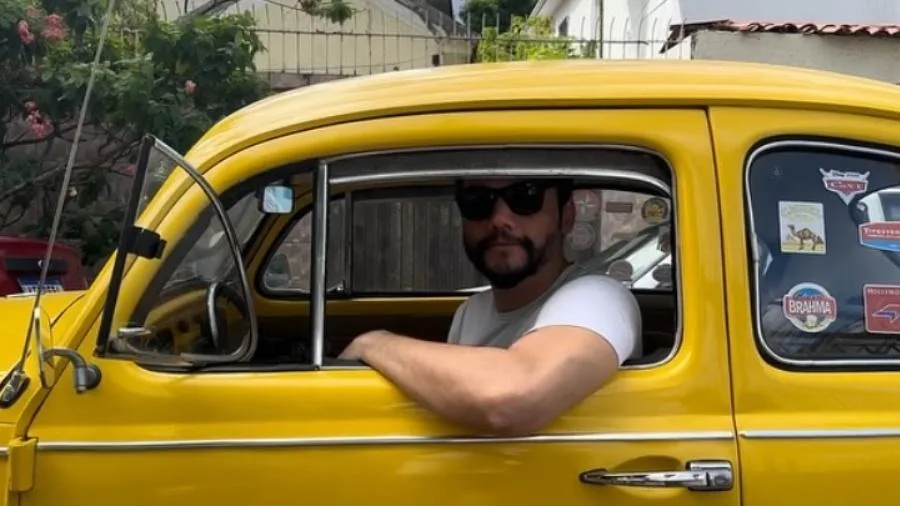 O ator Wagner Moura doou ao Retiro dos Artistas um carro igual ao que ele usa no filme O Agente Secreto, de Kleber Mendonça Filho