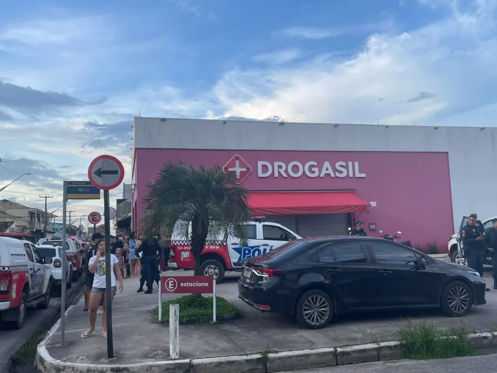 O movimento no estabelecimento era tranquilo devido ao feriado quando, repentinamente, um suspeito entrou no local portando uma arma de fogo e anunciou o assalto. 