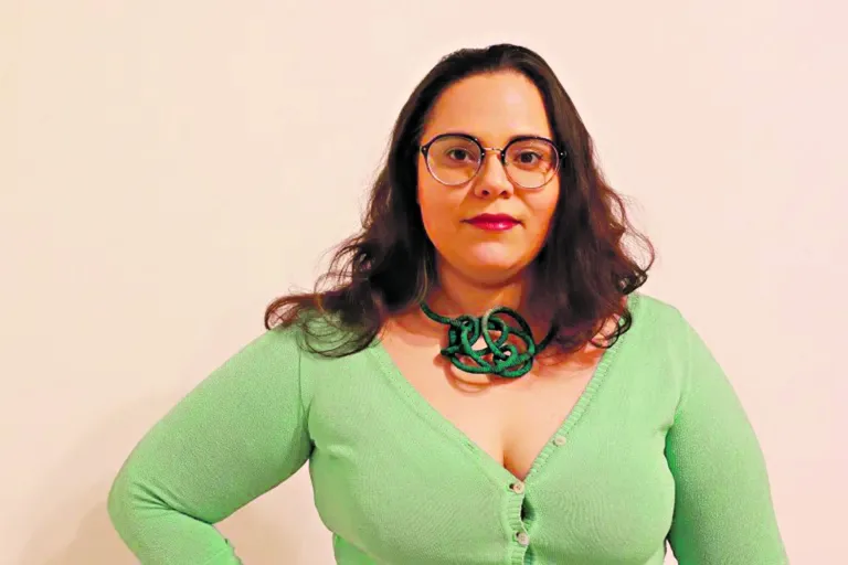Lorenna Montenegro é crítica de cinema, produtora, roteirista e professora, além de votante do Globo de Ouro.