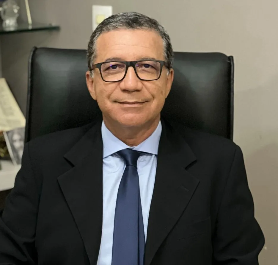 O neurocirurgião José Cláudio Monteiro Rodrigues explica que os sintomas podem incluir dor de cabeça, perdas de visão e de audição, confusão mental e crises convulsivas FOTO: Divulgação