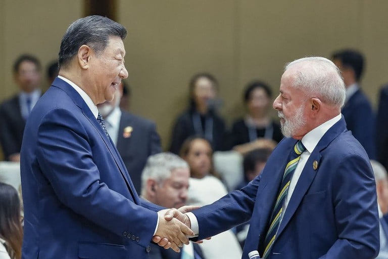 O presidente Luiz Inácio Lula da Silva se encontra com Xi Jinping, o líder chinês, na abertura do IV Fórum CELAC-China - Foto: Ricardo Stuckert / PR