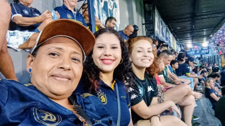 Com um Re-Pa decisivo em pleno Dia das Mães, as torcedoras de ambos os times embalam as suas crias no ritmo da festa das arquibancadas