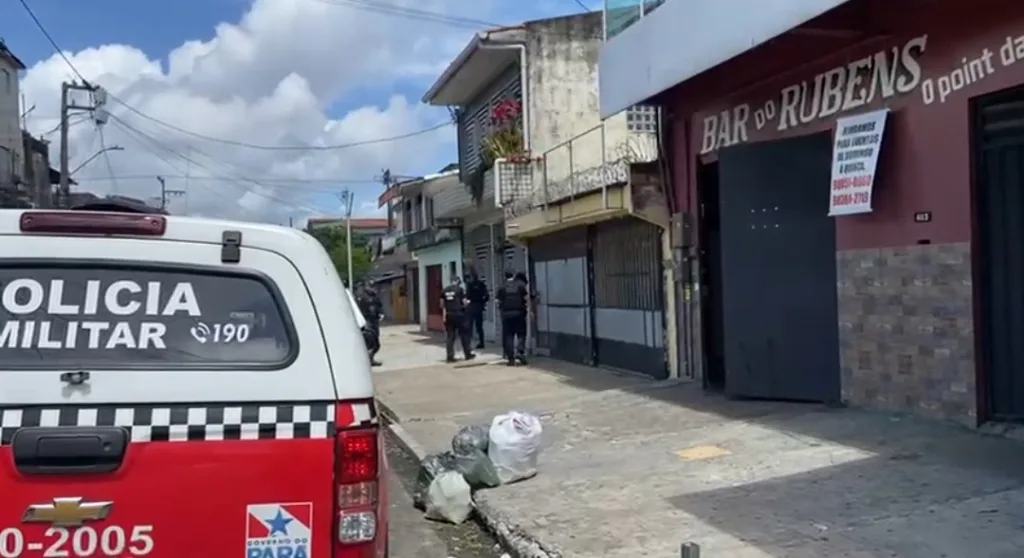 Na madrugada desta sexta-feira (09), por volta das 3h05, três criminosos em um veículo invadiram uma residência na Travessa dos Tembés, no bairro Condor, em Belém