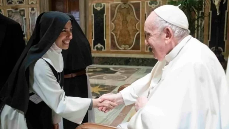 Até o dia da morte de Francisco, Aline Pereira Ghammachi era madre-abadessa do Mosteiro San Giacomo di Veglia, uma construção de pedra centenária
