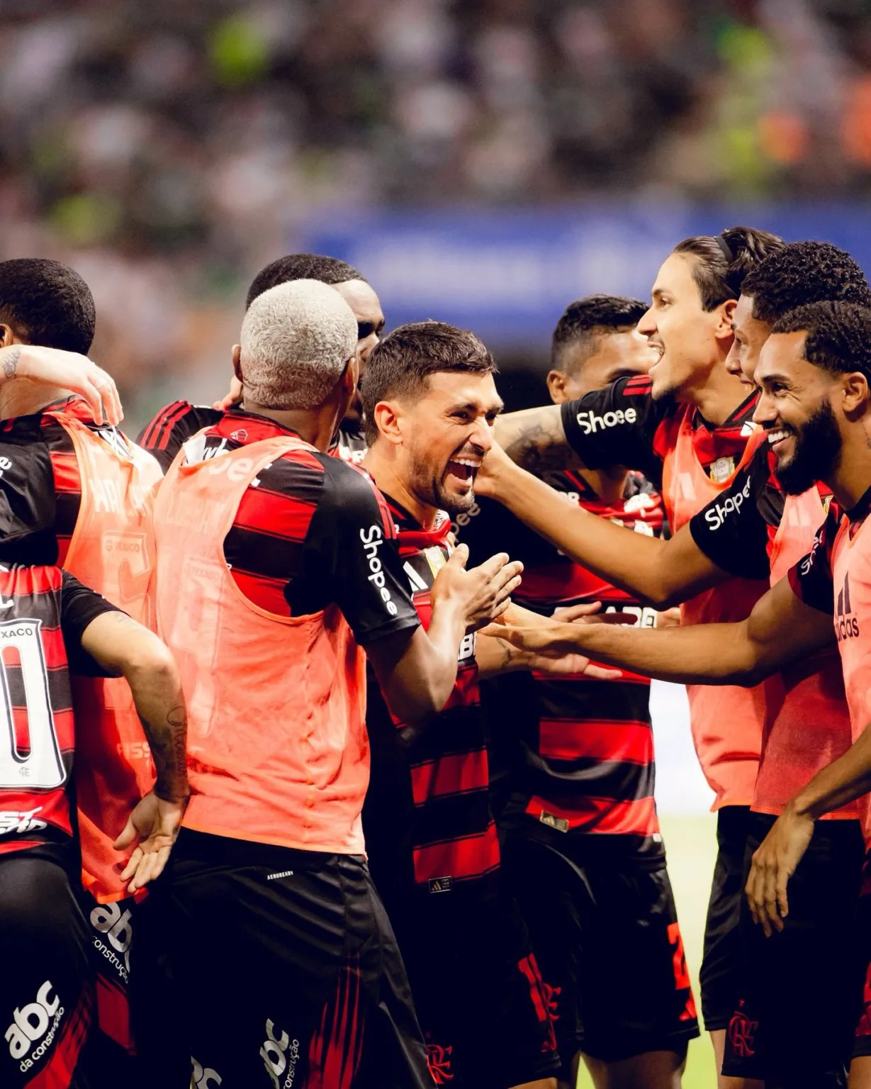 O Flamengo venceu o Palmeiras por 2 a 0, na tarde deste domingo (25), no Allianz Parque, em jogo válido pela 10ª rodada do Brasileirão.