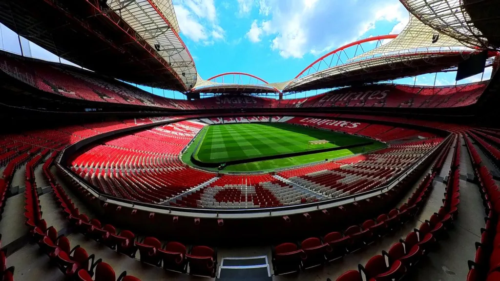 Benfica e Sporting se enfrentam neste sábado (10), às 14h (de Brasília), no Estádio da Luz, em Lisboa, em clássico que pode decidir o título Benfica e Sporting se enfrentam neste sábado (10), às 14h (de Brasília), no Estádio da Luz, em Lisboa, em clássico que pode decidir o título