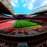 Benfica e Sporting se enfrentam neste sábado (10), às 14h (de Brasília), no Estádio da Luz, em Lisboa, em clássico que pode decidir o título
