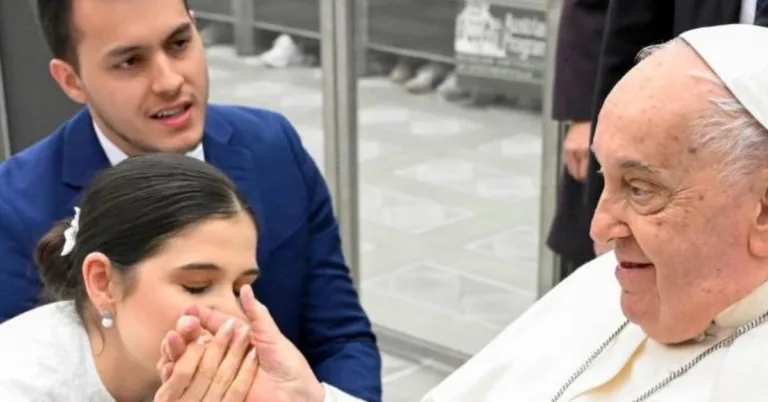 Embora o papa e os membros da Cúria Romana tenham direito a uma remuneração mensal pelos serviços prestados à Igreja, Francisco abriu mão do próprio salário durante todo o seu pontificado.