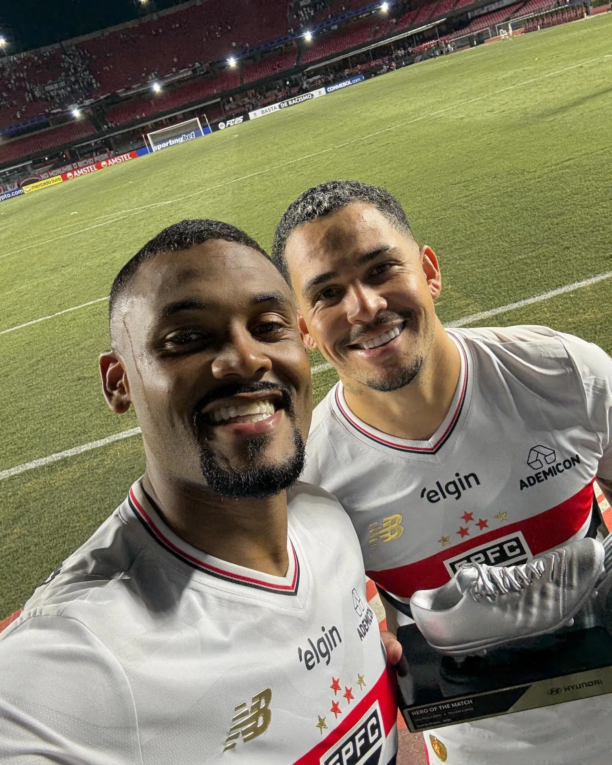 O São Paulo venceu o Talleres por 2 a 1 na noite desta terça-feira (27), no Morumbis, pela última rodada da fase de grupos da Copa Libertadores. O São Paulo venceu o Talleres por 2 a 1 na noite desta terça-feira (27), no Morumbis, pela última rodada da fase de grupos da Copa Libertadores.
