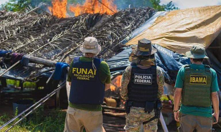 Em apenas duas semanas de ações, agentes inutilizam maquinário, desarticulam estruturas ilegais e avançam sobre os principais garimpos da Terra Indígena, no Pará