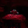 Não foi sem atraso que Lady Gaga subiu ao maior palco de toda sua carreira, o da praia de Copacabana, na noite deste sábado