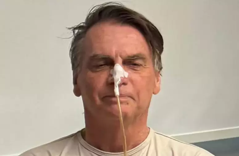 O ex-presidente Jair Bolsonaro (PL) recebeu alta do Hospital DF Star, em Brasília, neste domingo (4), onde estava internado havia três semanas O ex-presidente Jair Bolsonaro (PL) recebeu alta do Hospital DF Star, em Brasília, neste domingo (4), onde estava internado havia três semanas