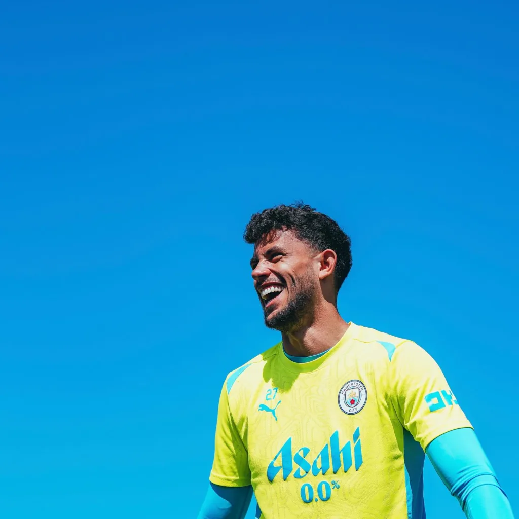 A reta final da Premier League promete fortes emoções neste sábado (10), às 11h, com o duelo entre Southampton e Manchester City, válido pela 36ª rodada.