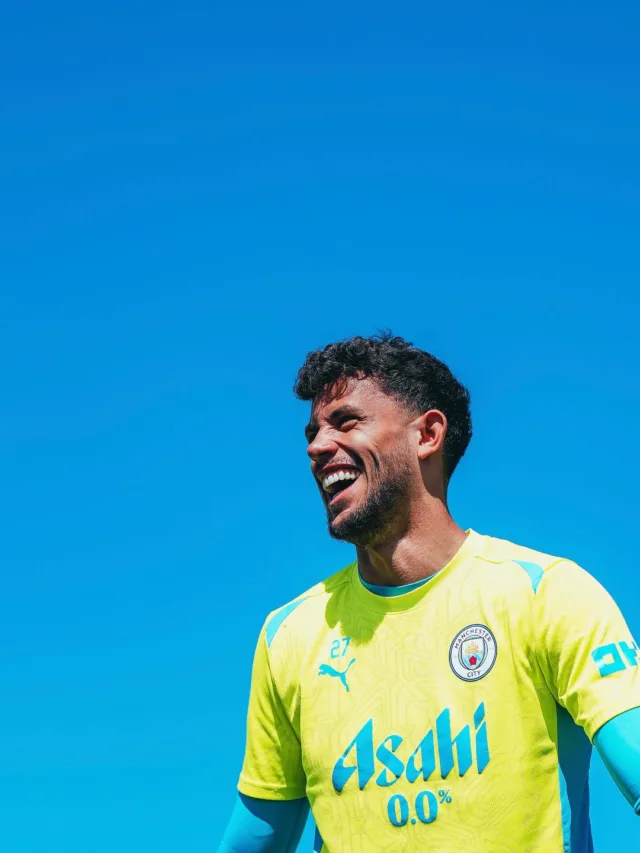 A reta final da Premier League promete fortes emoções neste sábado (10), às 11h, com o duelo entre Southampton e Manchester City, válido pela 36ª rodada.