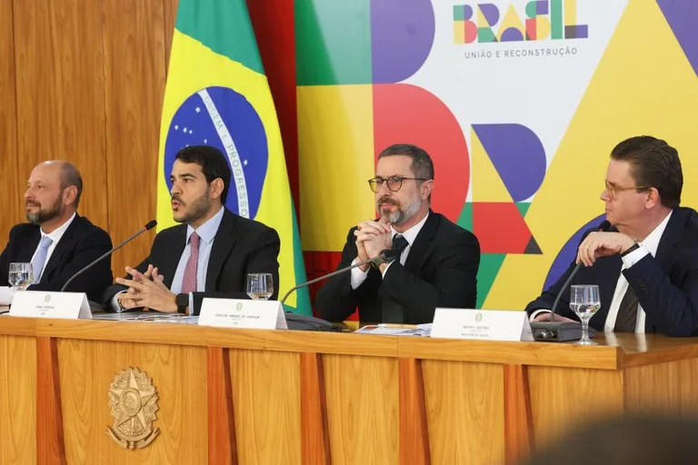 Os canais Meu INSS e a Central de Atendimento 135 vão informar qual associação realizou o desconto, o valor cobrado e o período. Foto: Antônio Cruz/Agência Brasil Os canais Meu INSS e a Central de Atendimento 135 vão informar qual associação realizou o desconto, o valor cobrado e o período. Foto: Antônio Cruz/Agência Brasil