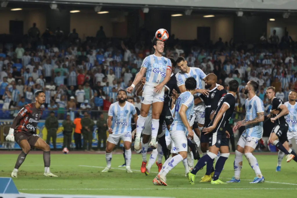 A bobeada do regular meia Pavani, do Remo, ao perder uma bola dominada para Benítez, mudou a história do clássico na noite desta quarta. Foto: Mauro Ângelo/Diário do Pará A bobeada do regular meia Pavani, do Remo, ao perder uma bola dominada para Benítez, mudou a história do clássico na noite desta quarta. Foto: Mauro Ângelo/Diário do Pará