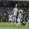A bobeada do regular meia Pavani, do Remo, ao perder uma bola dominada para Benítez, mudou a história do clássico na noite desta quarta. Foto: Mauro Ângelo/Diário do Pará