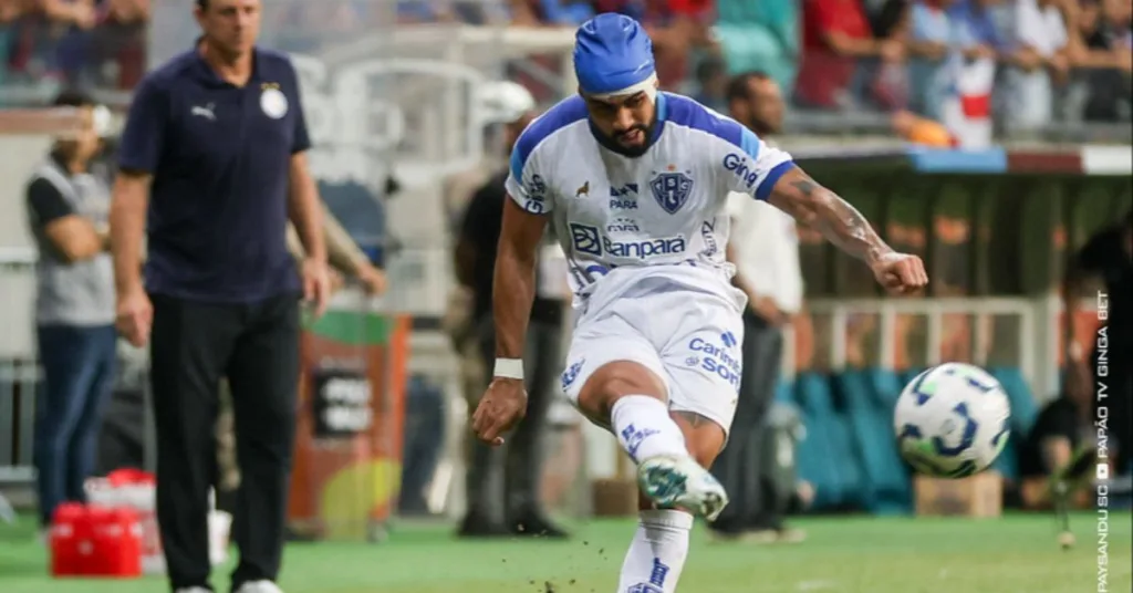 Com um elenco reduzido e carente de qualidade, o Paysandu enfrentou quatro competições simultaneamente até ser eliminado da Copa do Brasil Com um elenco reduzido e carente de qualidade, o Paysandu enfrentou quatro competições simultaneamente até ser eliminado da Copa do Brasil