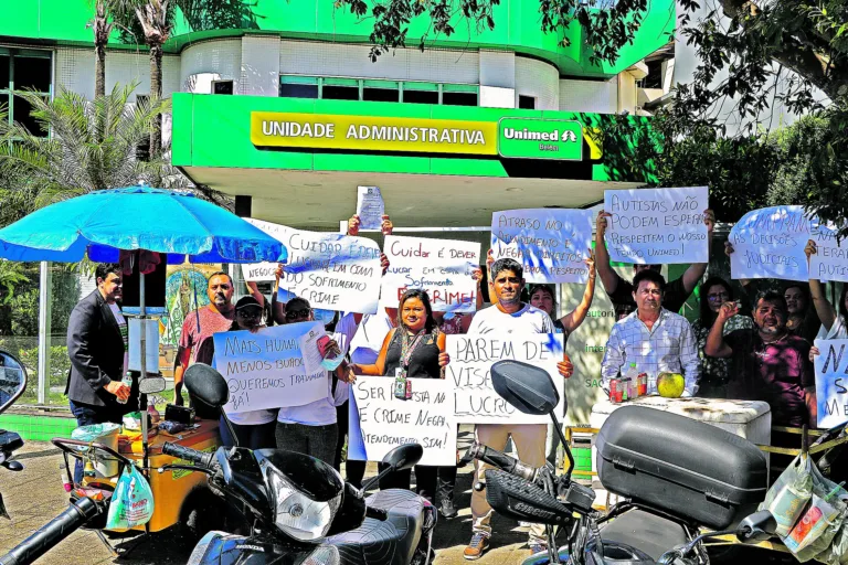 O protesto ocorreu em frente à sede administrativa do plano de saúde, com pais carregando faixas denunciando a empresa