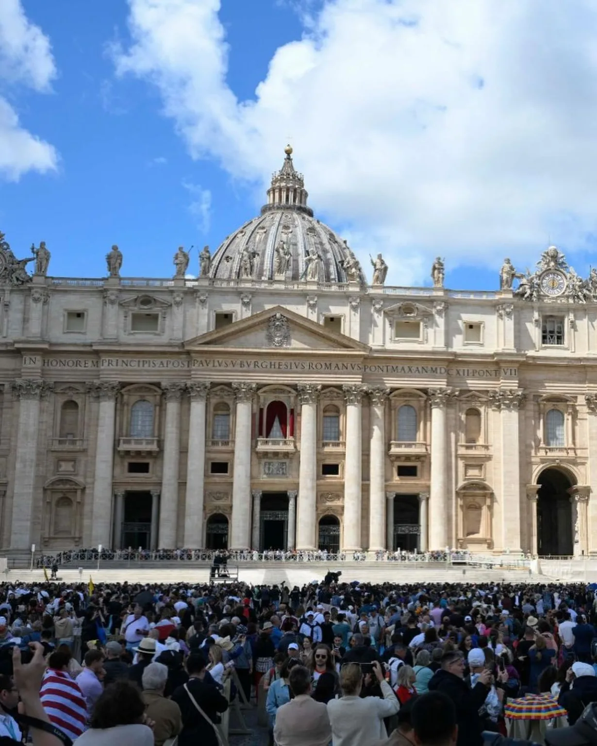 A Igreja Católica já tem um novo papa. Passados 16 dias da morte de Francisco, a fumaça branca saiu da chaminé da Capela Sistina às 13h08