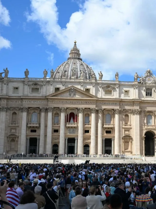 A Igreja Católica já tem um novo papa. Passados 16 dias da morte de Francisco, a fumaça branca saiu da chaminé da Capela Sistina às 13h08