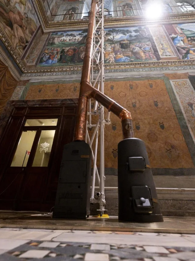 O Vaticano instalou nesta sexta-feira (2), no telhado da Capela Sistina, a chaminé que anunciará a escolha do sucessor do papa Francisco pelo conclave que se inicia na quarta-feira (7).