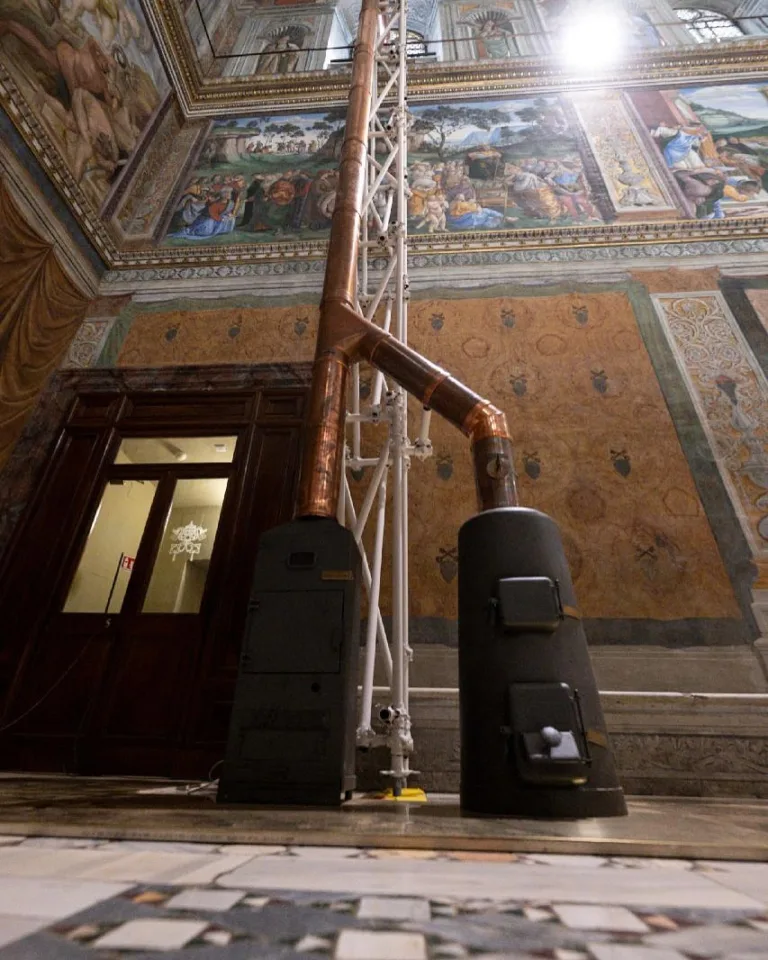 O Vaticano instalou nesta sexta-feira (2), no telhado da Capela Sistina, a chaminé que anunciará a escolha do sucessor do papa Francisco pelo conclave que se inicia na quarta-feira (7).