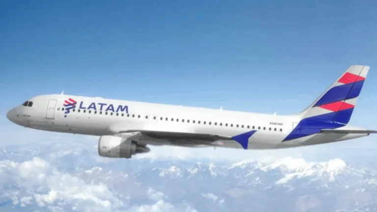 Passageiros do vôo Latam 3704, vindo de Brasília (DF) para pousar no Aeroporto Internacional de Belém às 11h desta segunda-feira, 5 de maio, só chegaram ao destino final após às 14h30