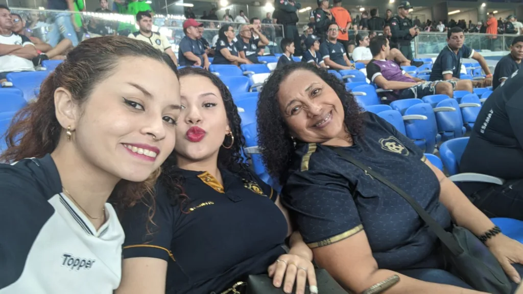 Marilene Pinheiro, que hoje acompanha lealmente o time ao lado das filhas, cresceu embalada pelo som da Charanga do Miranda.