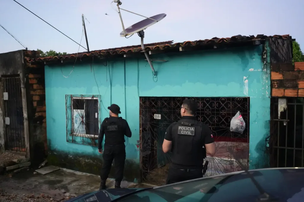 Vítima foi violentamente agredida e chegou a desmaiar. A motivação do crime foi o uso de uma camisa da torcida organizada do clube de futebol Fortaleza. Vítima foi violentamente agredida e chegou a desmaiar. A motivação do crime foi o uso de uma camisa da torcida organizada do clube de futebol Fortaleza.