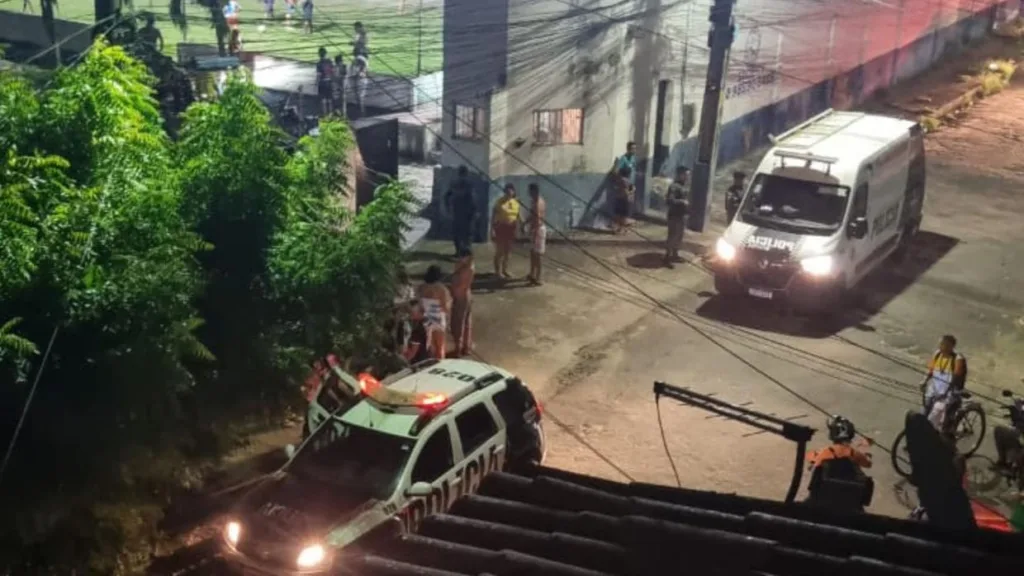 Na noite da última terça-feira (6), uma chacina deixou quatro mortos e ao menos seis feridos em um campo de futebol society Na noite da última terça-feira (6), uma chacina deixou quatro mortos e ao menos seis feridos em um campo de futebol society
