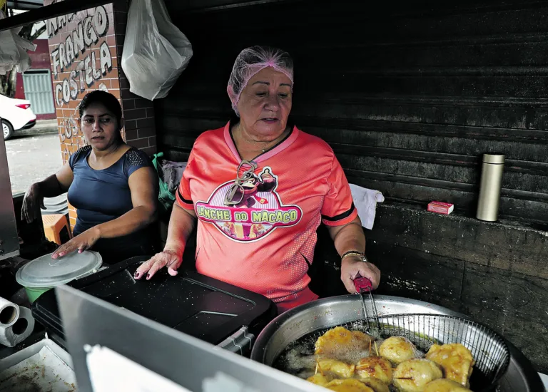 Muller Teixeira conta que percebeu o reajuste nos preços. Nazaré Maia explica que nem sempre dá pra segurar os preços das coxinhas de frango que vende